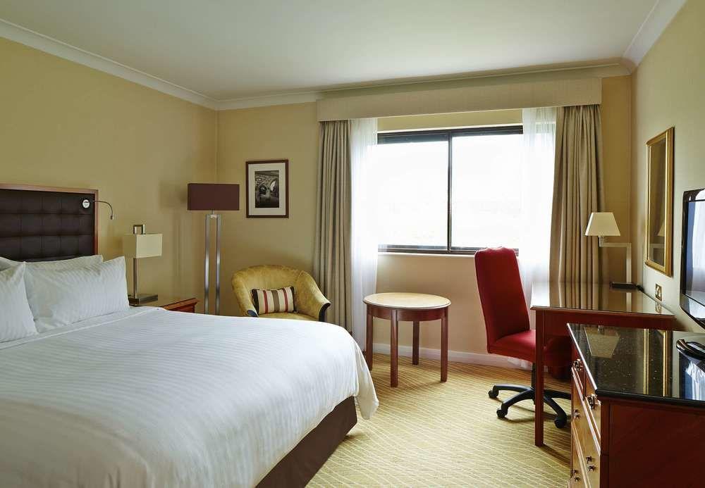 Delta Hotels By Marriott Cheshunt Броксборн Экстерьер фото